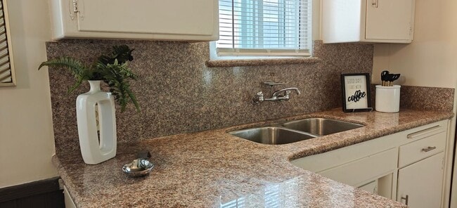 Foto del edificio - 2704 W Century Blvd