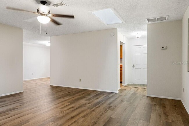 Building Photo - 223 E Fern Dr