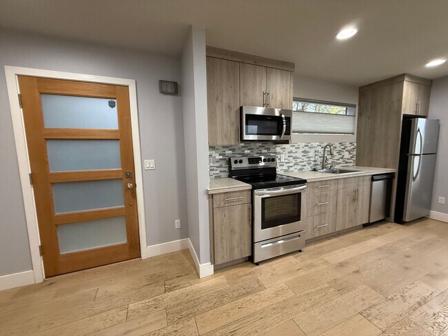 Building Photo - Modern 1Bd/Ba Townhome in the Boise Neighb...