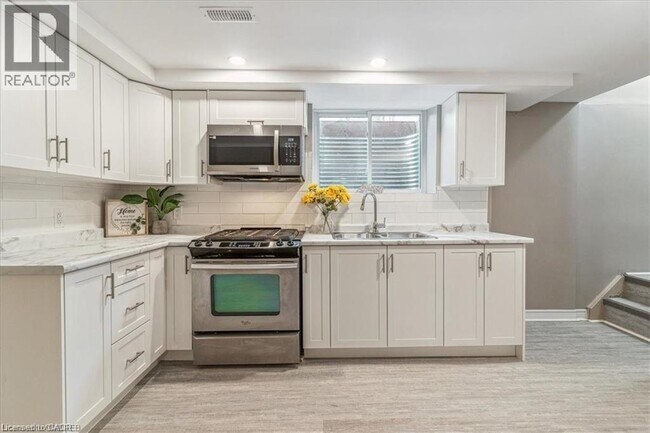 Building Photo - 10 Westdale Dr