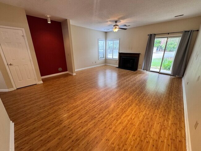 Foto del edificio - Beautiful Spacious 1st floor Condo! Amenity Access included!