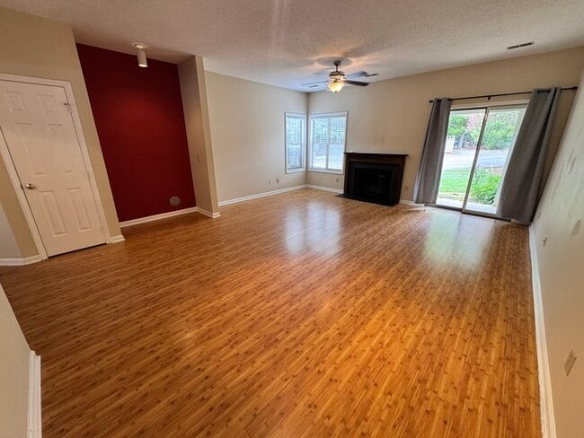 Building Photo - Beautiful Spacious 1st floor Condo! Amenity Access included!