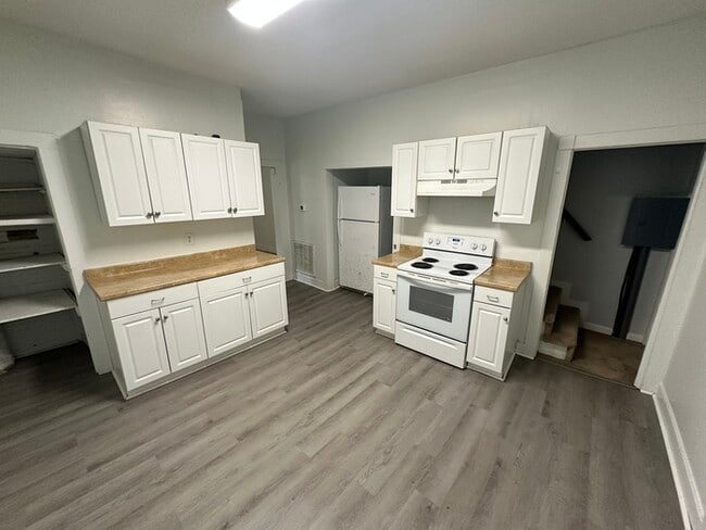 Building Photo - Two Bedroom Townhome Near State Street