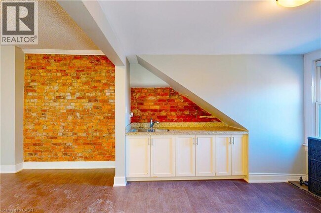 Building Photo - 477 King St E