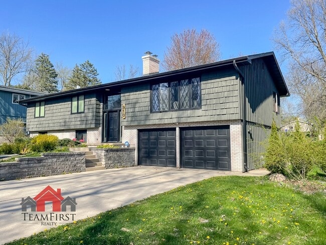 Building Photo - 910 Pine Ridge Dr