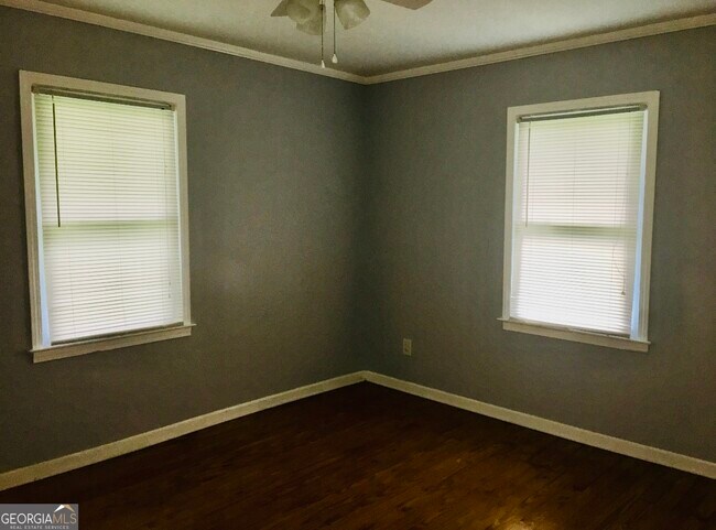 Foto del edificio - 1085 Railroad St NW