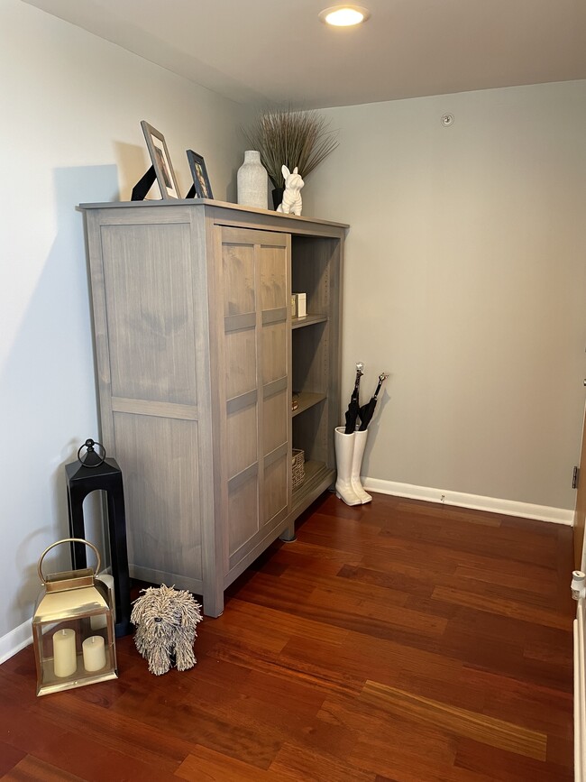 Entry - 915 S Oak Park Ave
