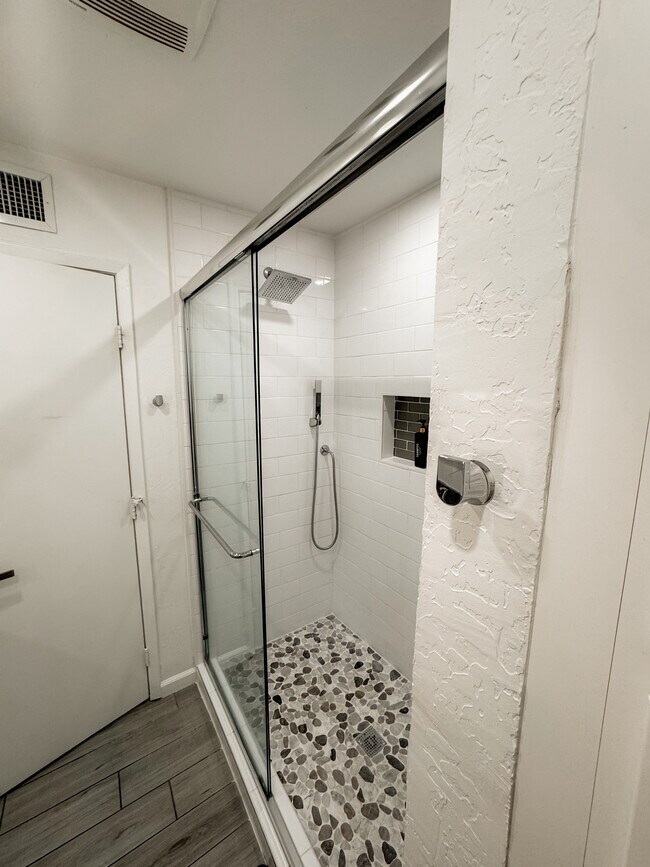Foto del edificio - 1022 W 9th St