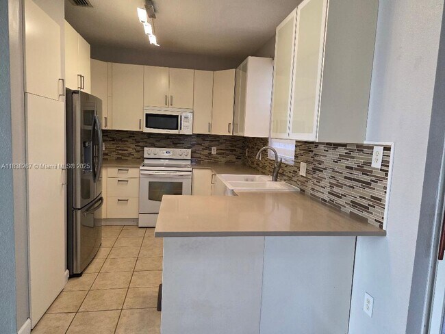 Building Photo - 928 SW 153rd Ct