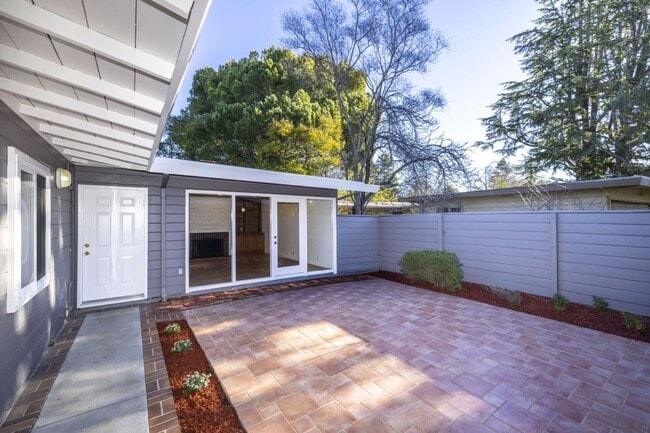 Foto del edificio - Wonderfully Located 3 Bed, 1 Bath Home- Close to Michell Park + Library, Shops, and More!