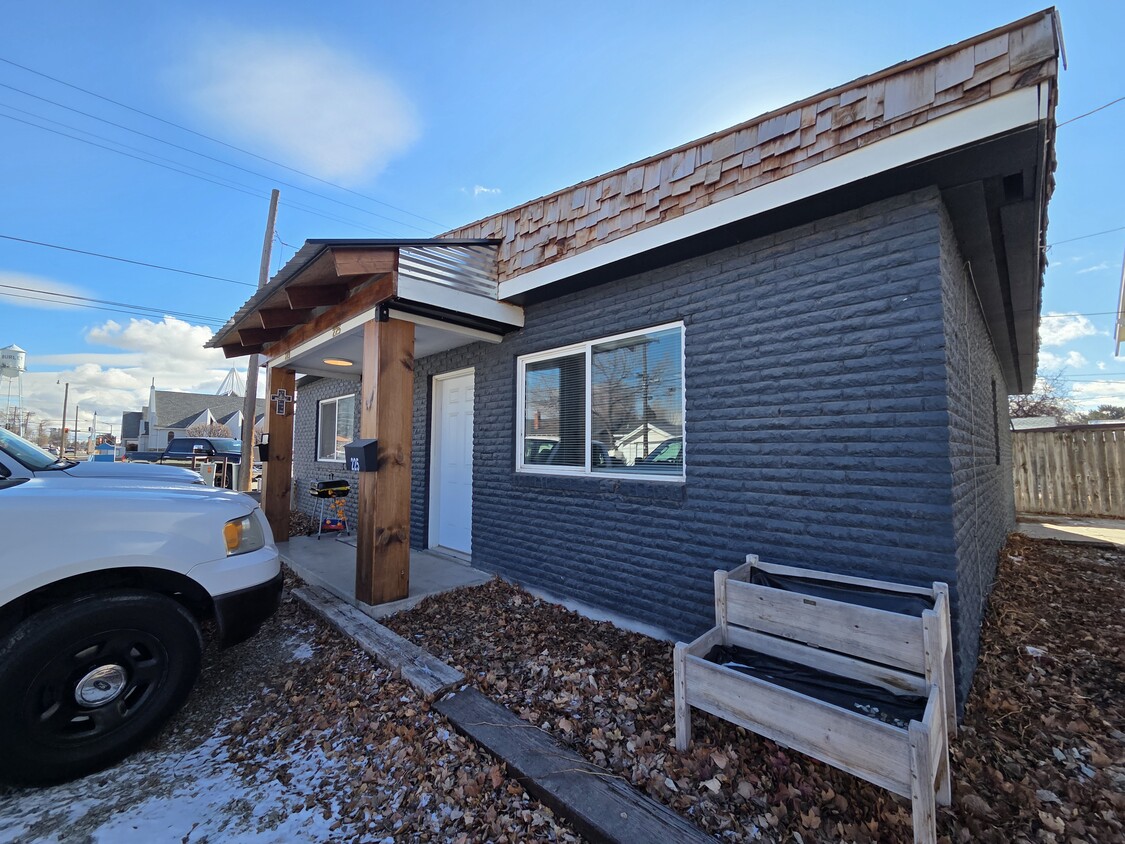 Primary Photo - Burley - 16th St Duplex