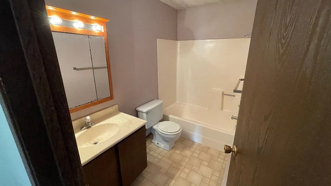 Building Photo - 116 8th Ave SE