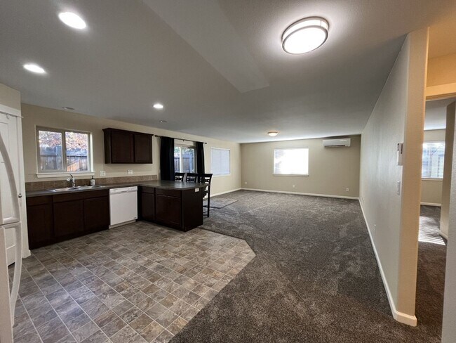 Foto del edificio - FOR RENT: UNFURNISHED SINGLE STORY 3 BED, 2 BATH, ATTACHED ONE CAR GARAGE, FENCED YARD.