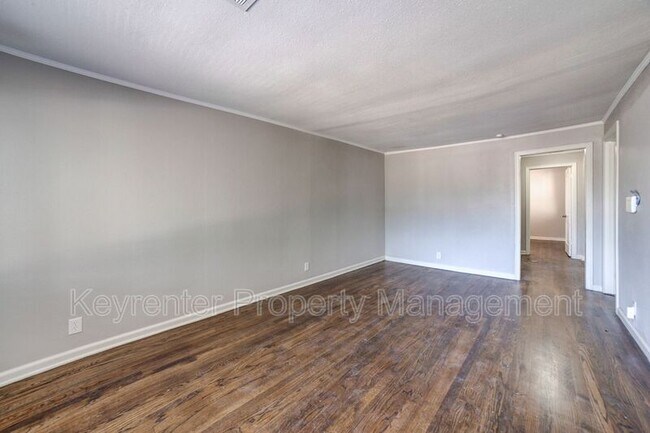 Foto del edificio - 6940 E 10th St