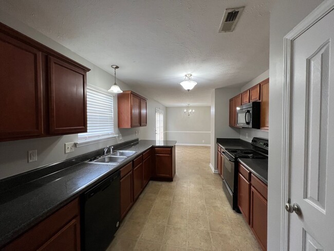 Building Photo - 3 Bedroom 2.5 Bath - Convenient to everyth...