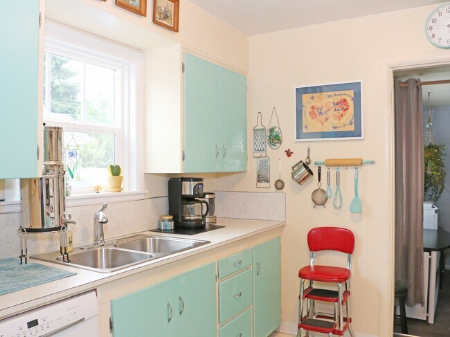Building Photo - Furnished Monmouth Home - All Utilities in...