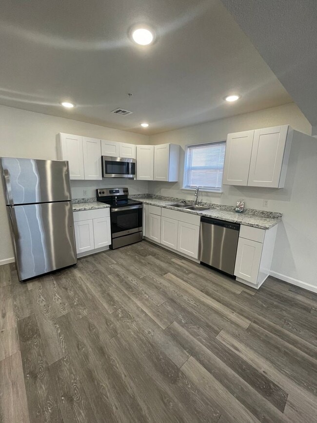 Building Photo - Townhomes Now Available in Strafford MO!