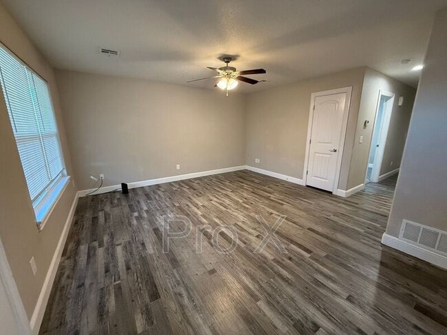 Foto del edificio - 1414 E 6th St