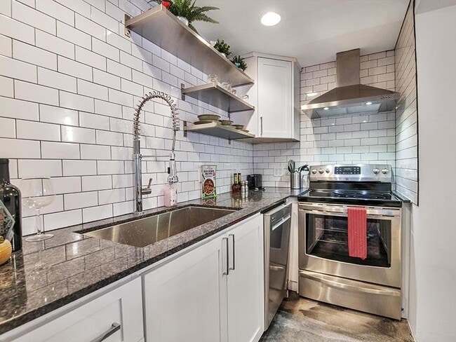 Foto del edificio - Luna Bear 454 West Brown Apartments