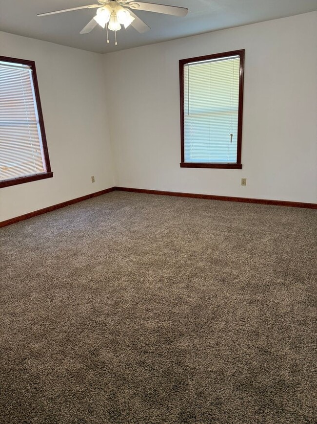 Building Photo - 3 Bedroom 3 Bath on an Acre+ Landlord does...