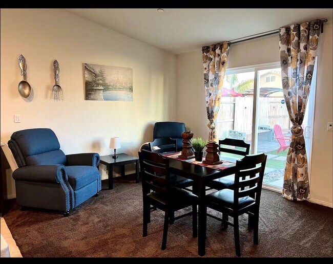 Foto del edificio - Best Deal in Town - Fully furnished 3 BD 2 BA Home