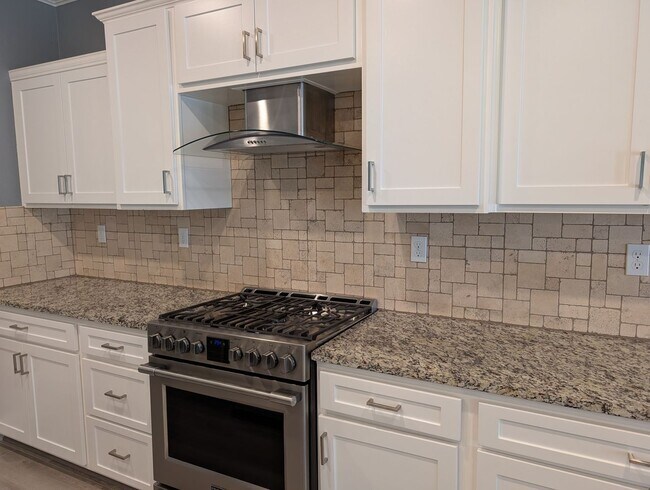 Foto del edificio - Modern 5 bedroom 3 bathroom home in the Riverstone Community offering solar, In-laws suite, den o...