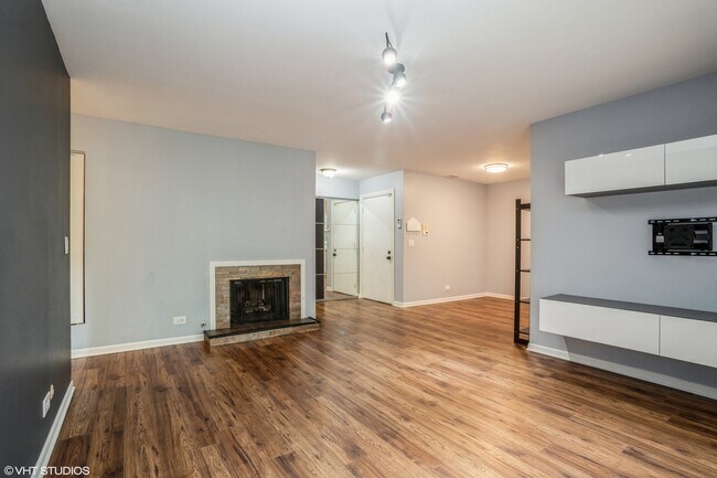 Building Photo - 4640 Calvert Dr