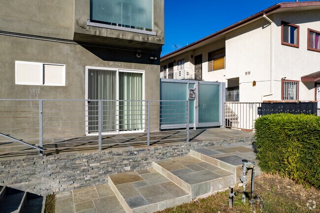 Foto del edificio - 4835 Elmwood Ave