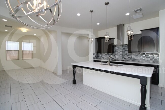 Building Photo - 234 W Kings Ave