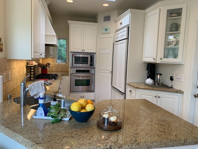 Building Photo - Adorable Remodeled 3 Bedroom home in Point...