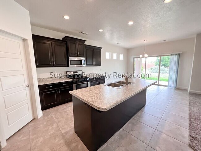 Foto del edificio - 4 bed, 2.5 bath home w/2 car garage