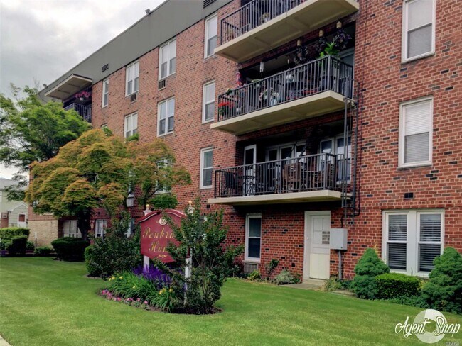 Foto del edificio - 60 Hempstead Ave