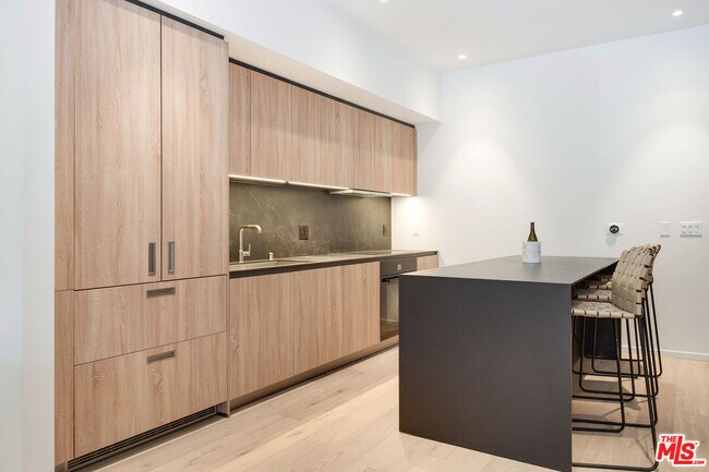 Foto del edificio - 1030 Kings Rd
