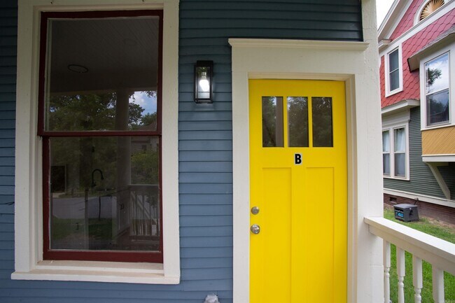 Building Photo - 1704 S Park St