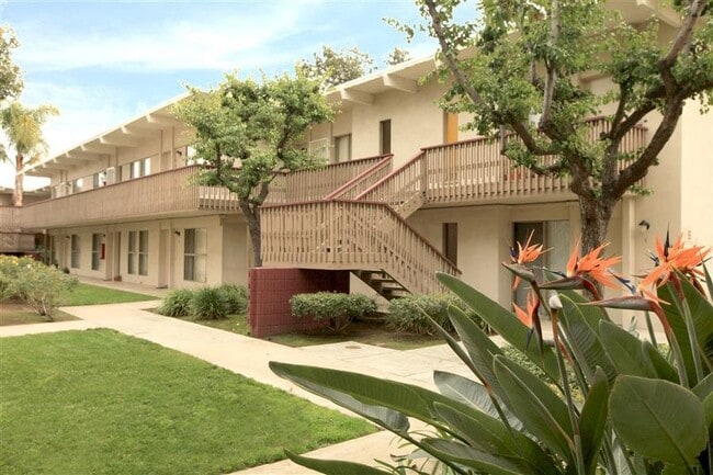 Building Photo - Valle at Fairway