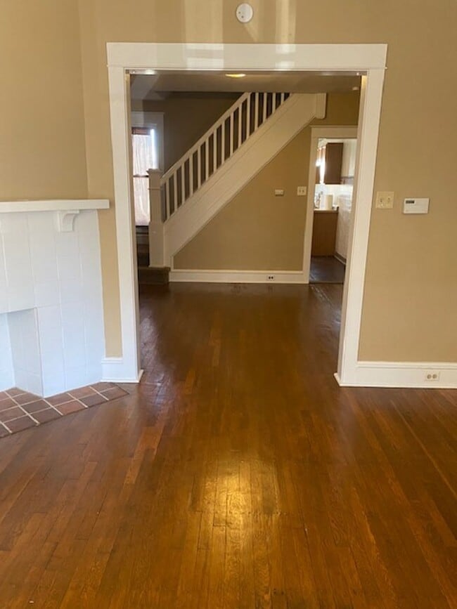 Building Photo - 3-BEDROOM 1.5-BATH ROWHOME AVAILABLE