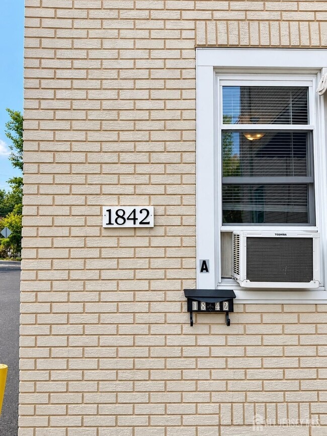 Building Photo - 1842 W 5th St