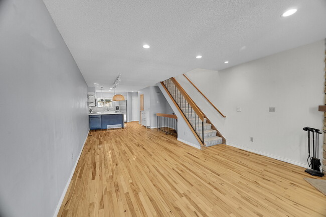 Foto del edificio - $2,400 - 2-Bed, 1.5-Bath Townhome in Lakewood Updated Throughout, With Garage + AC, Near Bear Cre...