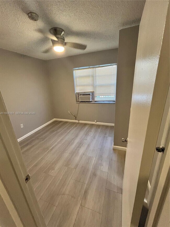 Foto del edificio - 1720 NW 1st Pl