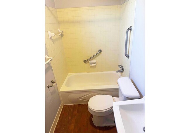 Beecher 830-6 Bathroom - Beecher Street