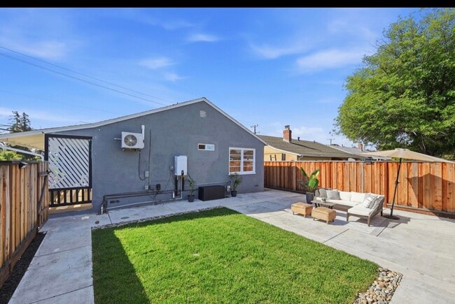 Building Photo - 641 Toyon Ave