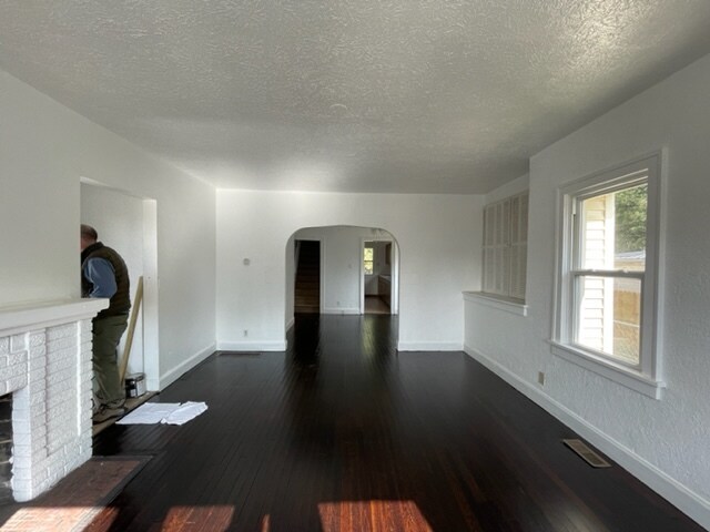 Building Photo - 811 E Dubail St