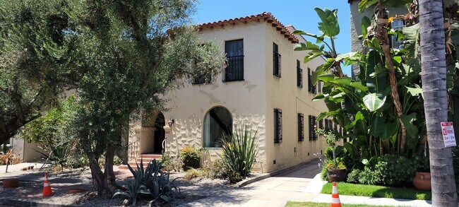 Building Photo - 419 Sierra Bonita N Ave