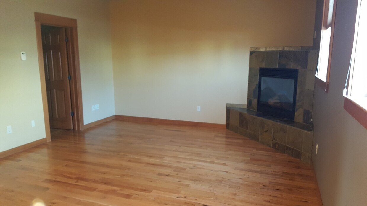 Foto principal - GORGEOUS, Spacious 3 bedroom, 2.5 bath condo