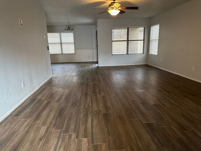Foto del edificio - EAST MESA HOME IN GATED COMMUNITY