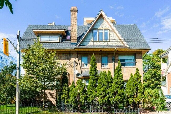 Building Photo - 1 Bedroom Suite on Spadina Rd. in the Annex