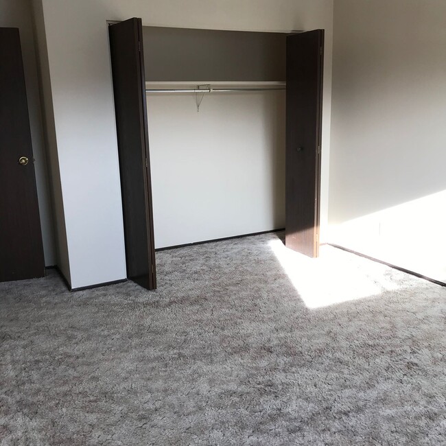 Building Photo - 3 Bed 1 Bath Unit in Red Deer, AB