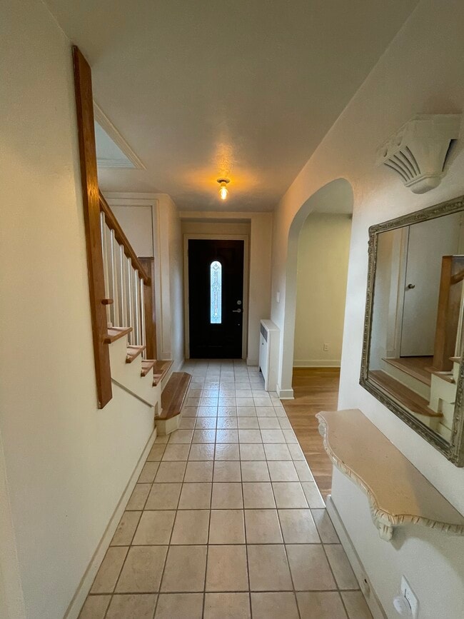 Building Photo - 206 Eastwood Ave