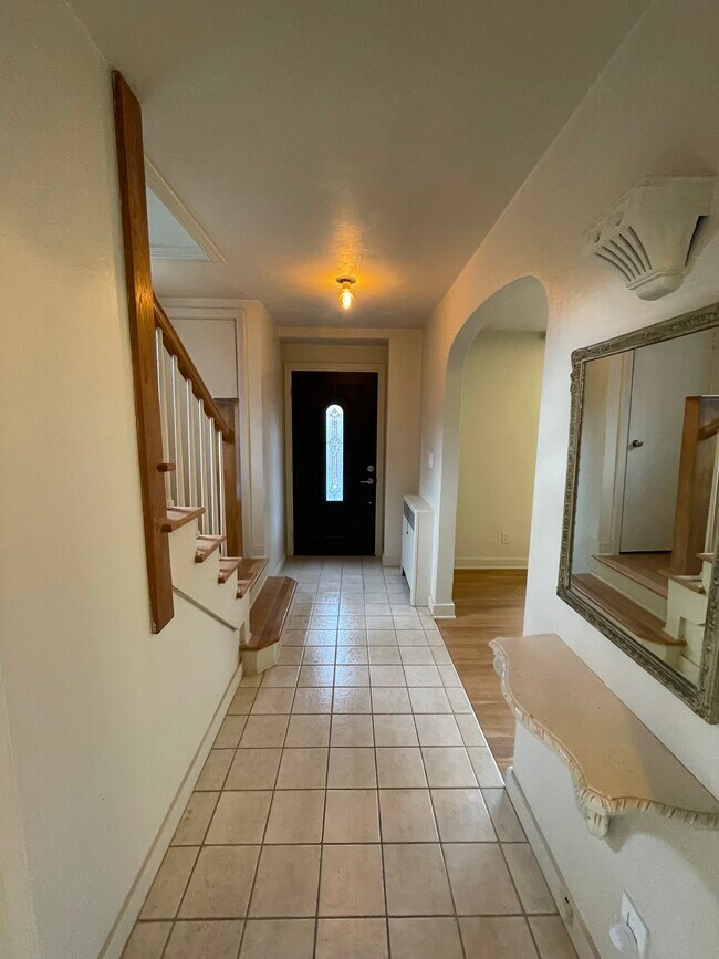 Foto del edificio - 206 Eastwood Ave