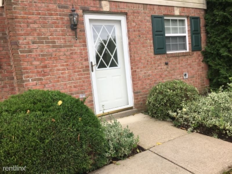 Primary Photo - 2 br, 1.5 bath Townhome - 422 Silvis Way